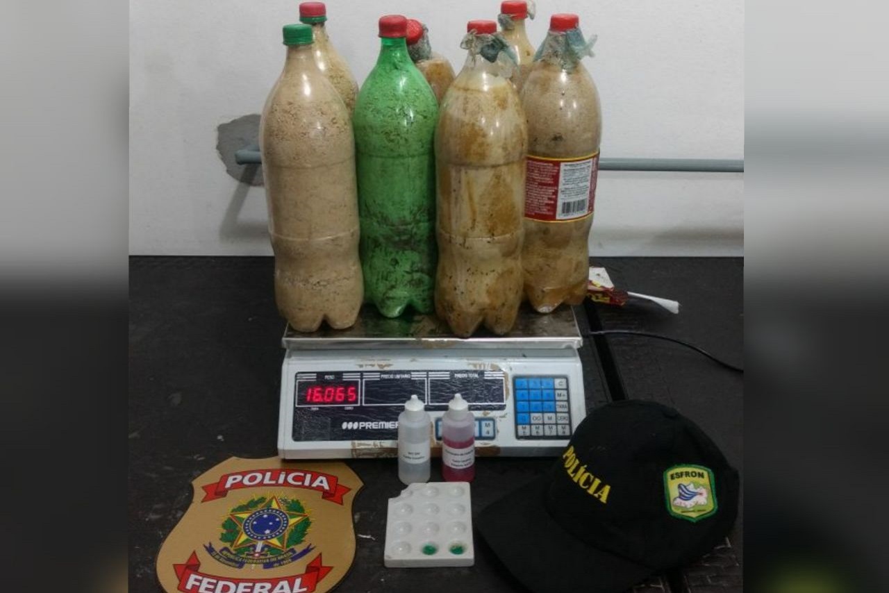 Policiais apreendem 16 kg de droga em garrafas pet no Porto de Tabatinga