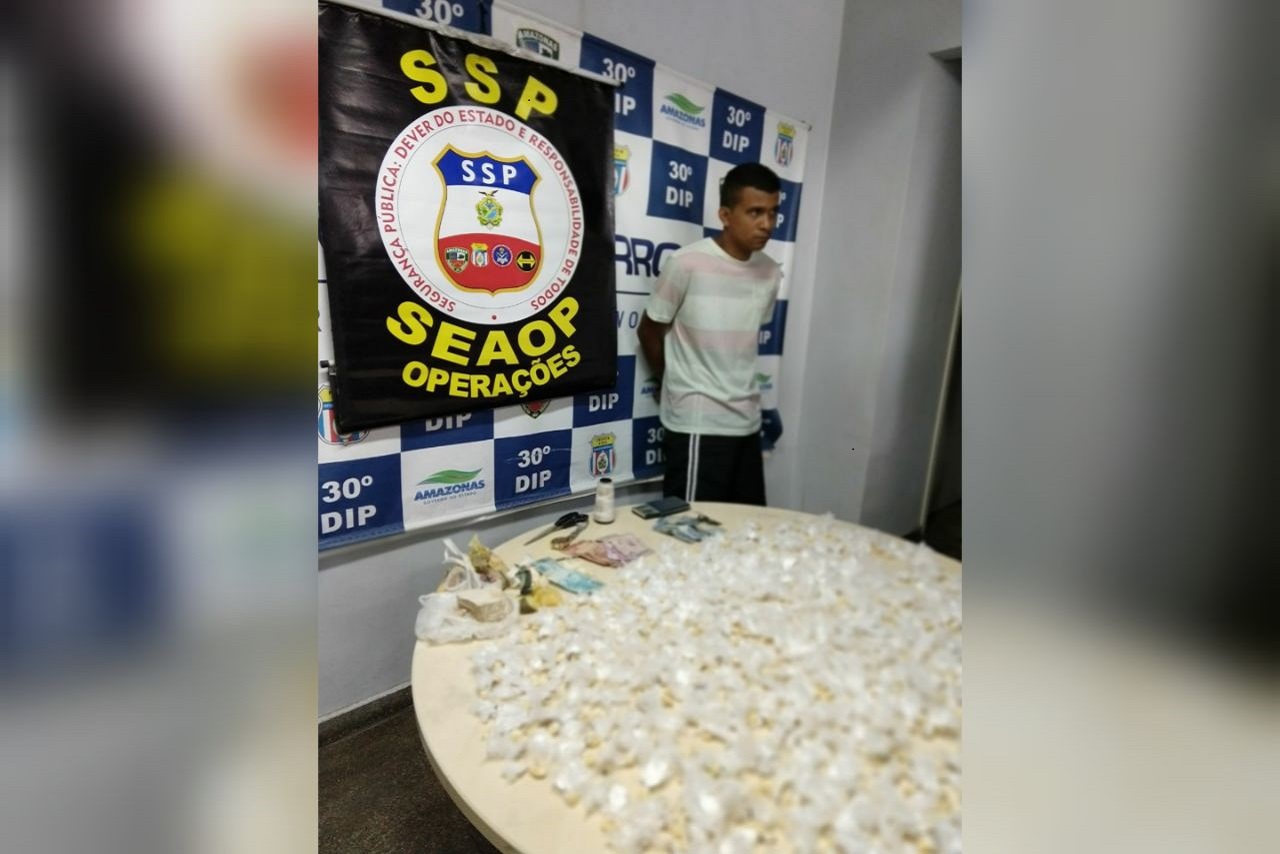 Homem é preso com mais de mil trouxinhas de drogas na Zona Leste