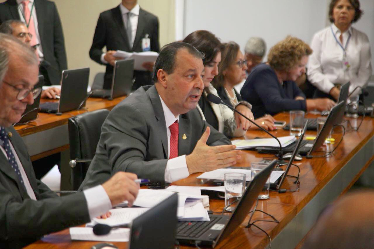 Omar Aziz pede que recursos do FUST sejam aplicados na melhoria da internet