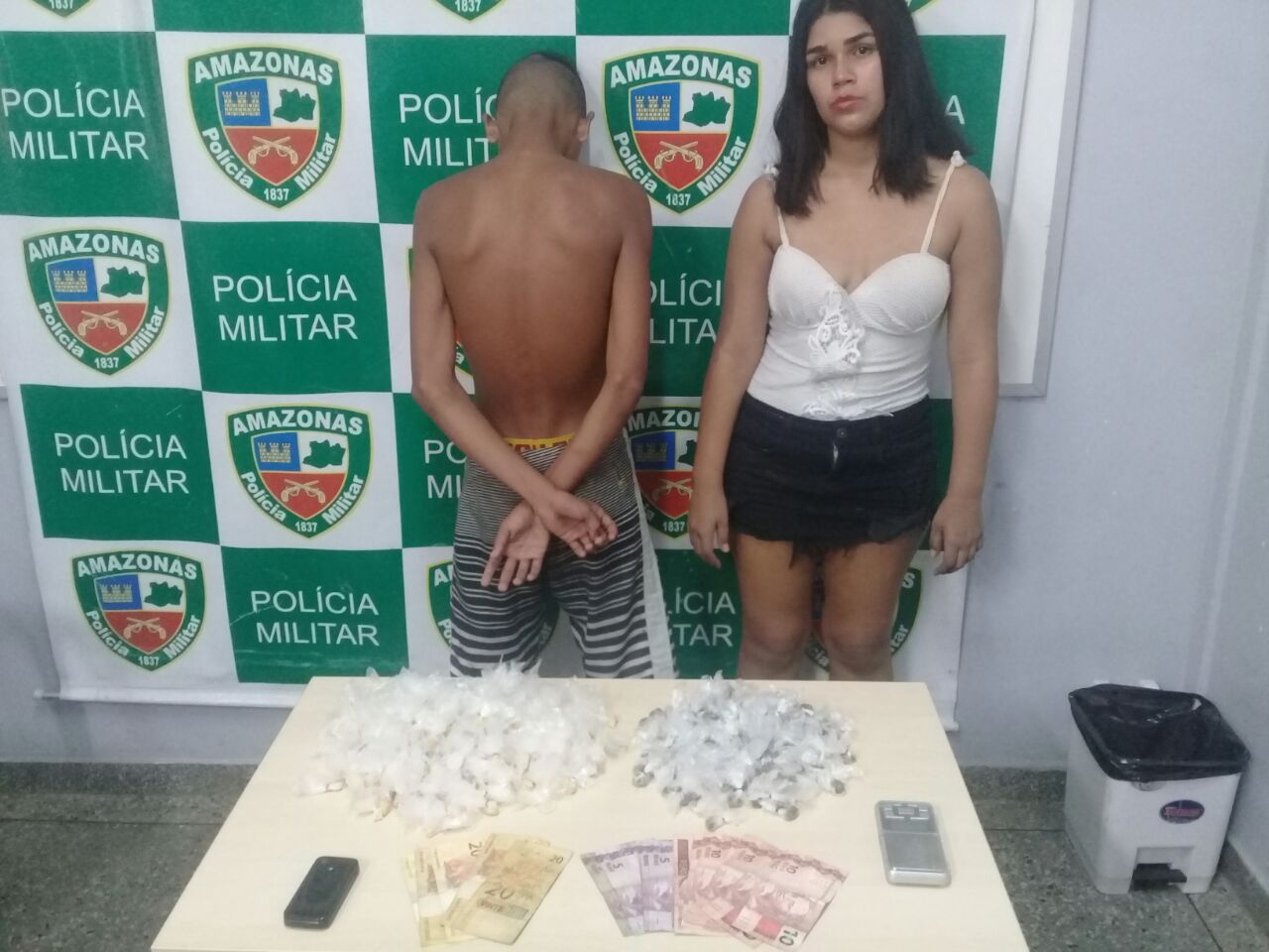 PM apreende adolescente e detém mulher por tráfico de drogas na zona leste
