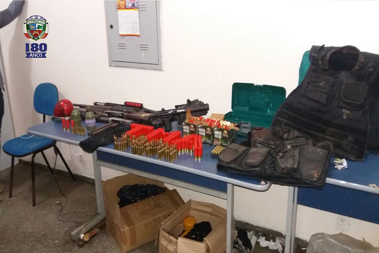 Armas, granadas e lancha são apreendidas em posse de piratas no rio Solimões