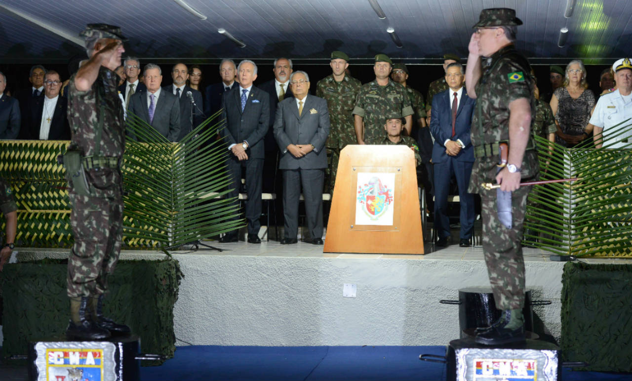 Amazonino destaca atuação do Exército na Amazônia durante passagem de comando do CMA