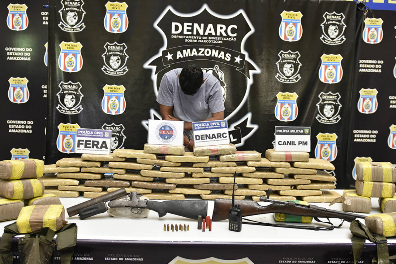 Homem é preso com 60kg de drogas e rádio comunicador das Farcs