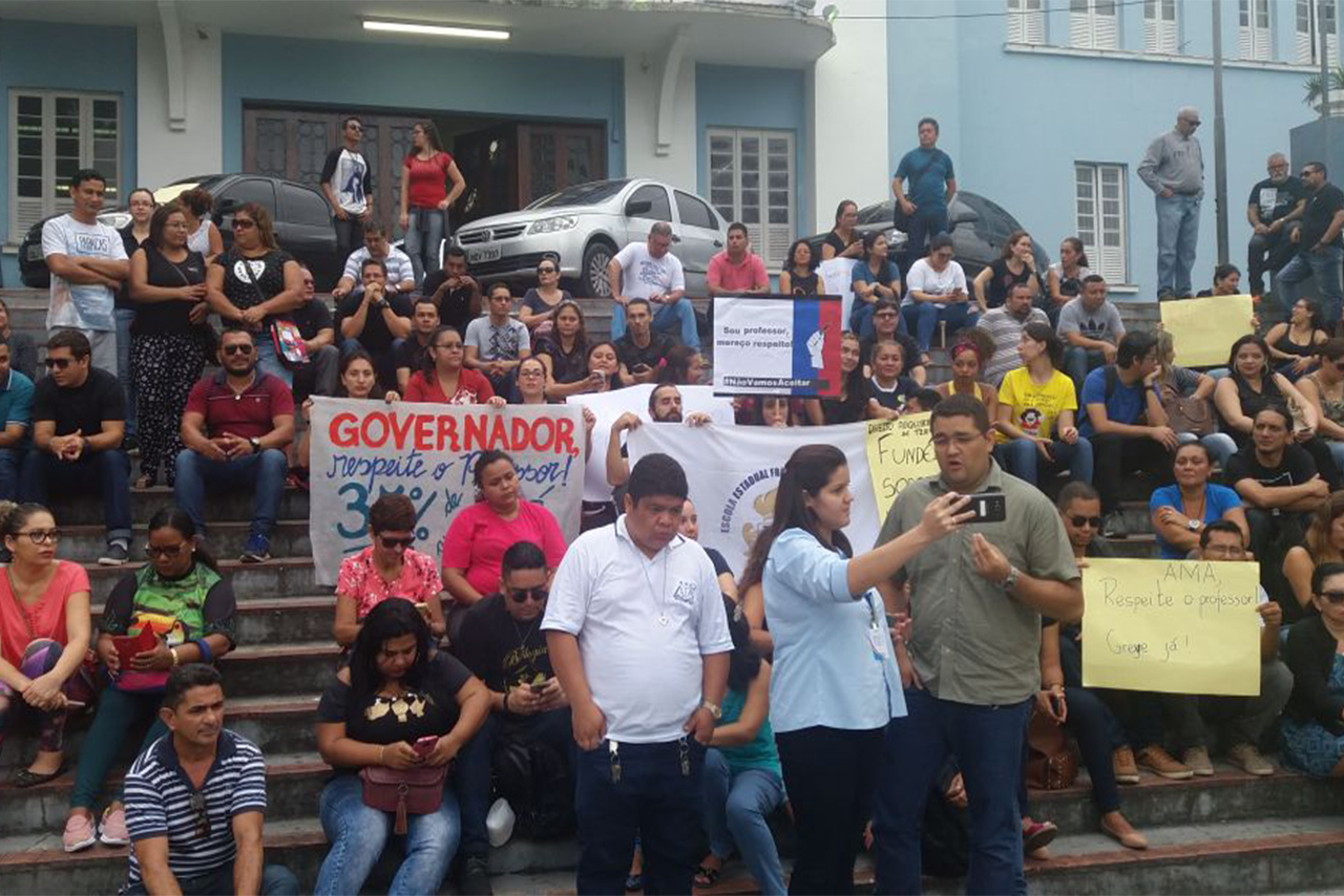 Professores da rede estadual cruzam os braços em Manaus