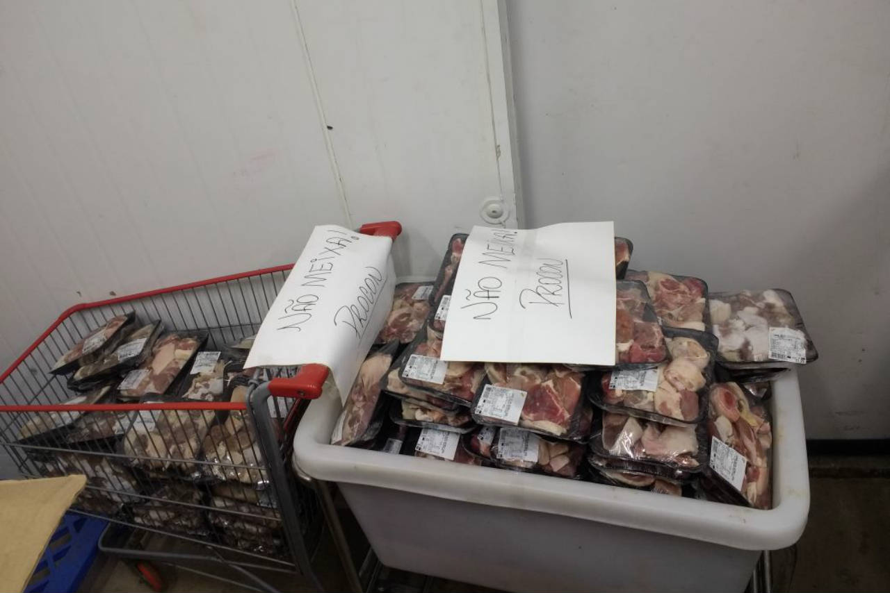 Procon-AM apreende quase 170kg de carne estragada em supermercado de Manaus