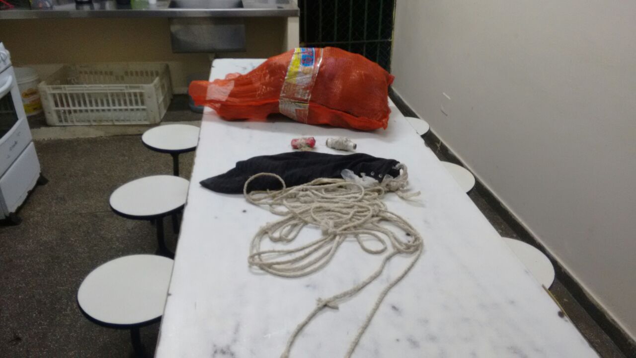 Polícia apreende sacola com celulares e drogas arremessada em muro da UPP