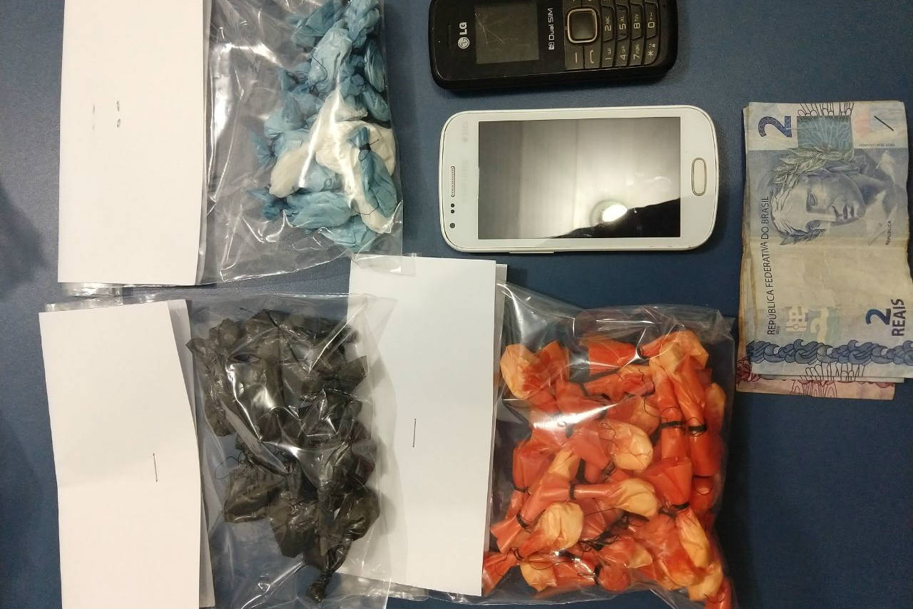 Dupla é presa comercializando drogas em flutuante no Cacau Pirêra