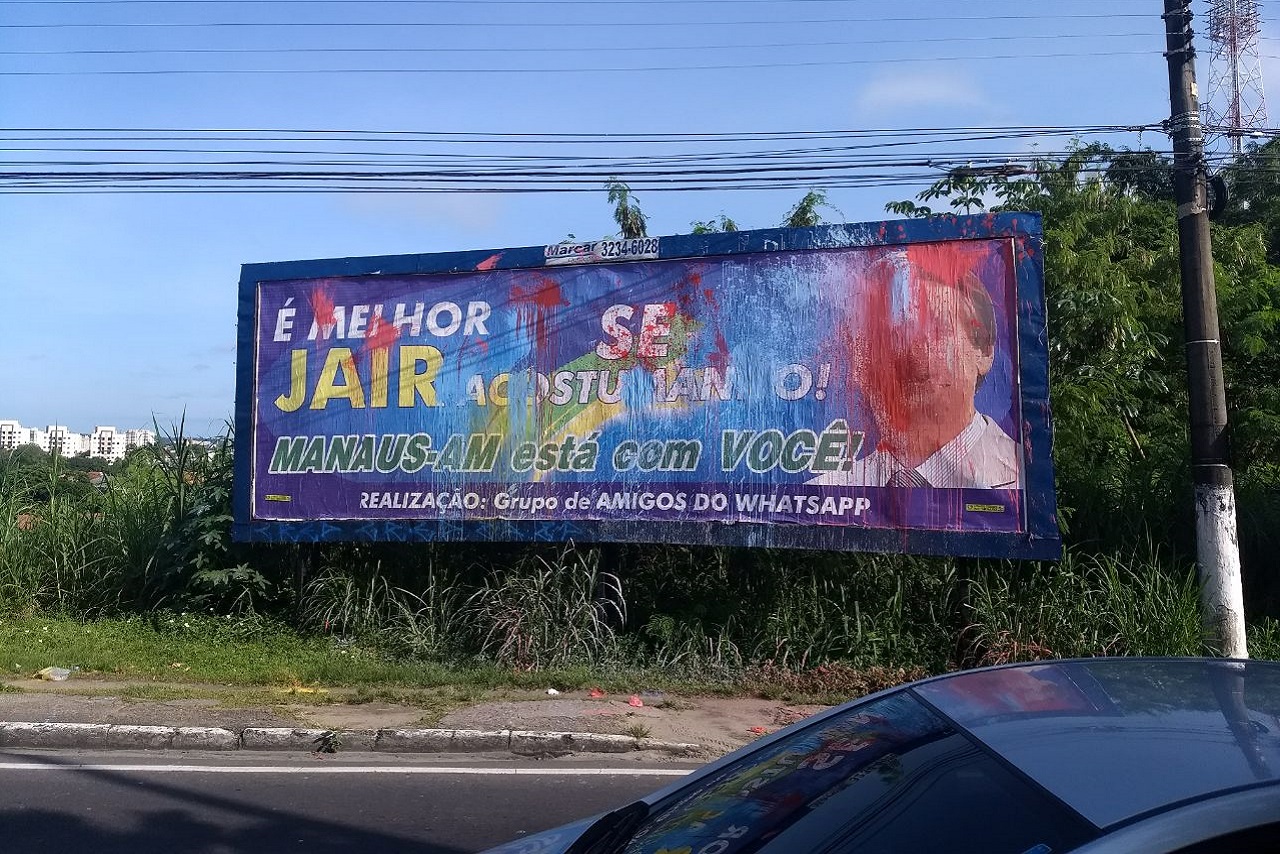 Outdoor de Bolsonaro é alvo de vandalismo em Manaus