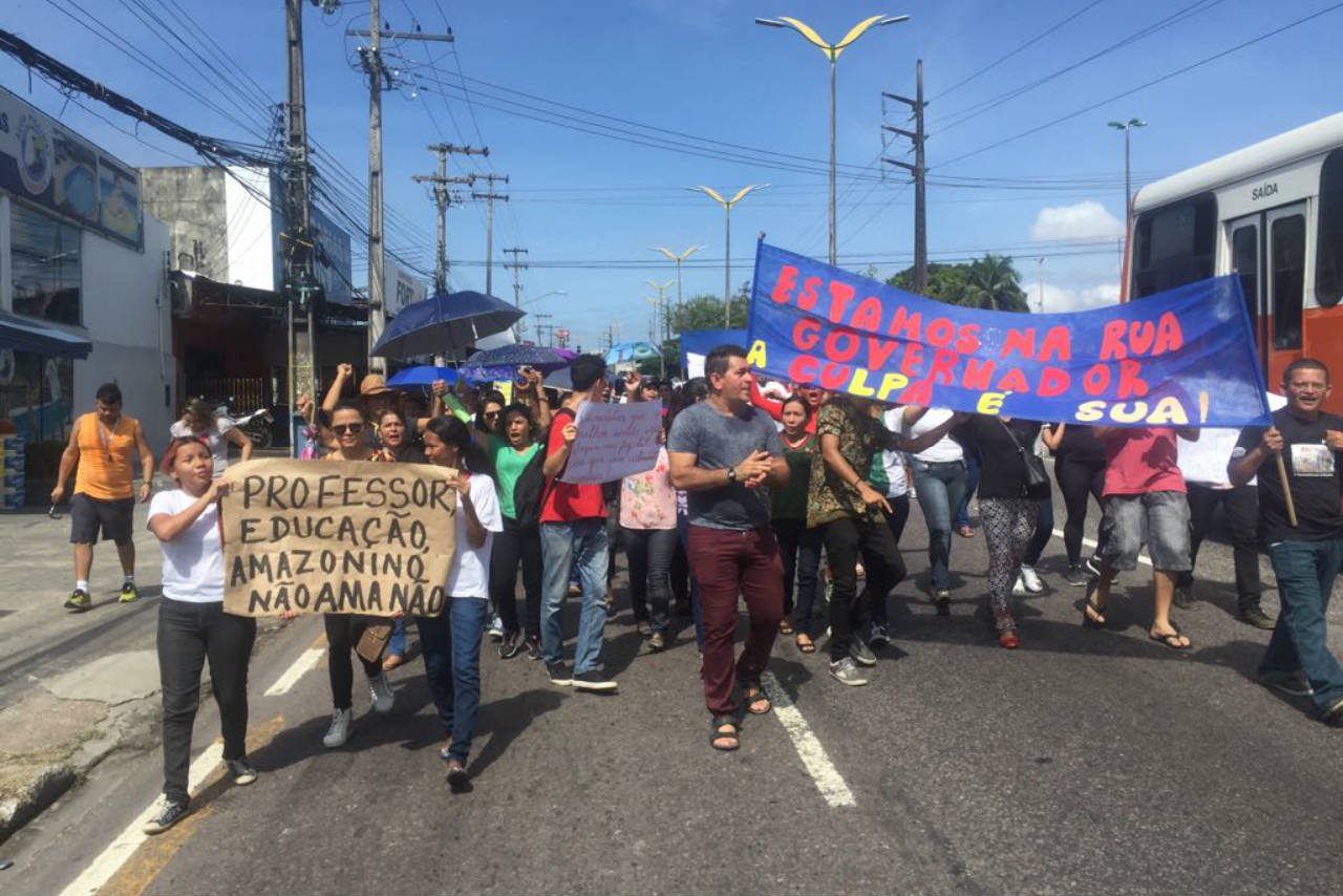 Protesto de professores por reajuste salarial para o trânsito no Coroado