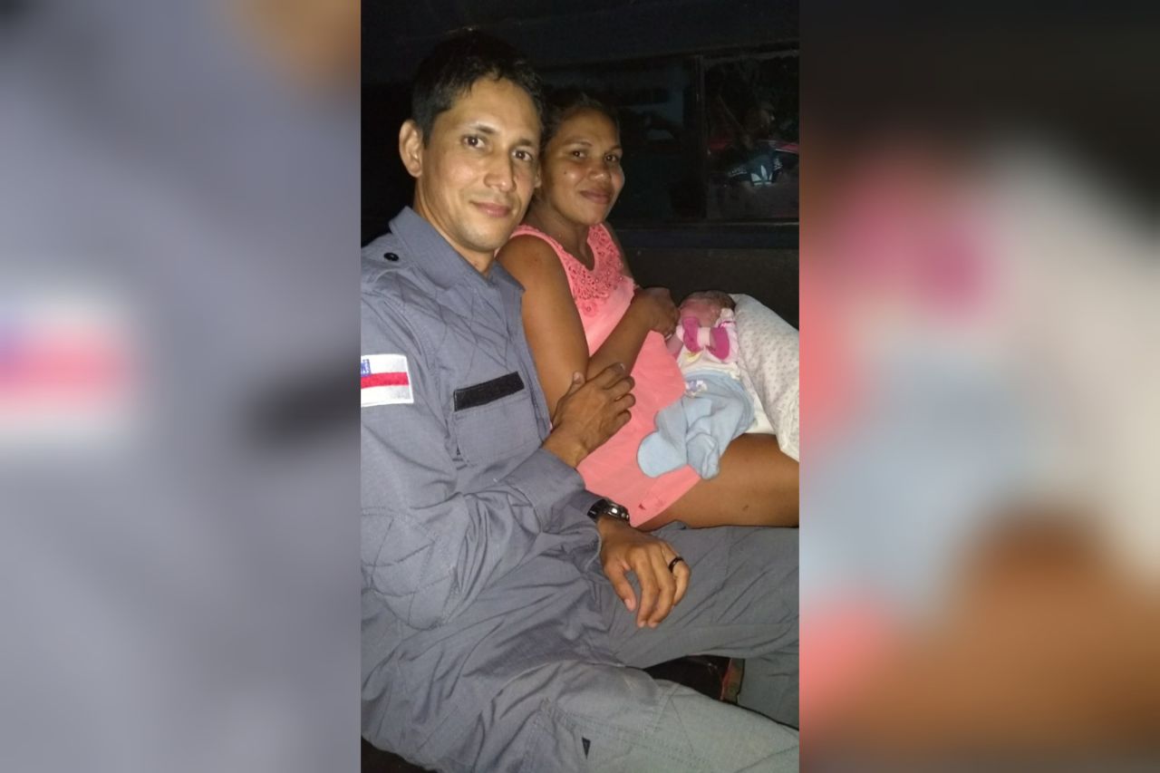 Policiais militares fazem parto dentro de Kombi no Amazonas