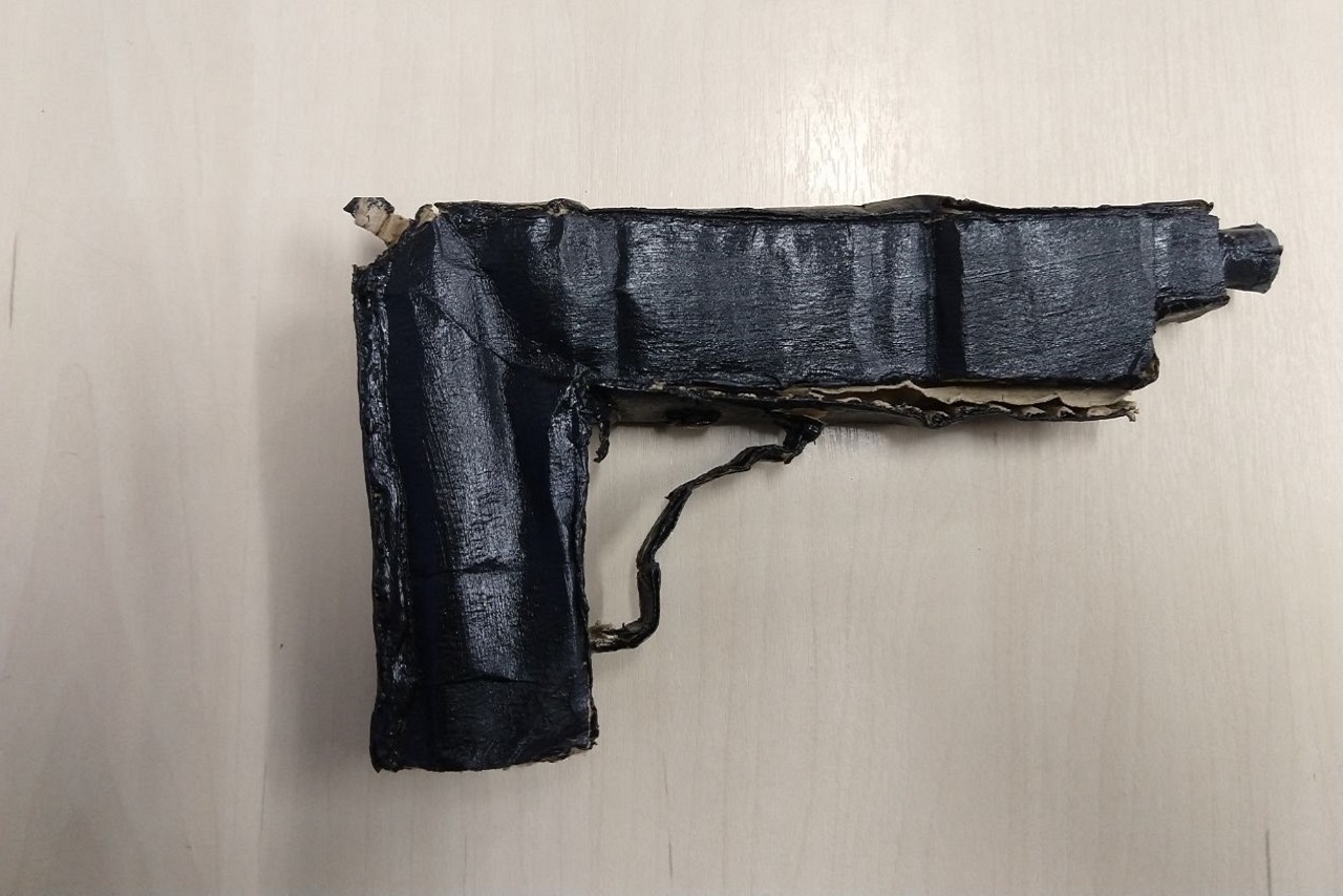 Assaltante é preso com revólver feito de papelão em Manaus