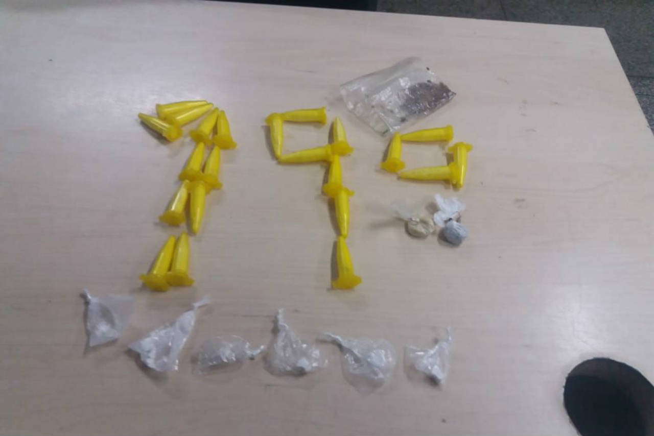 Dupla descarta pacote de drogas ao fugir da polícia na Compensa