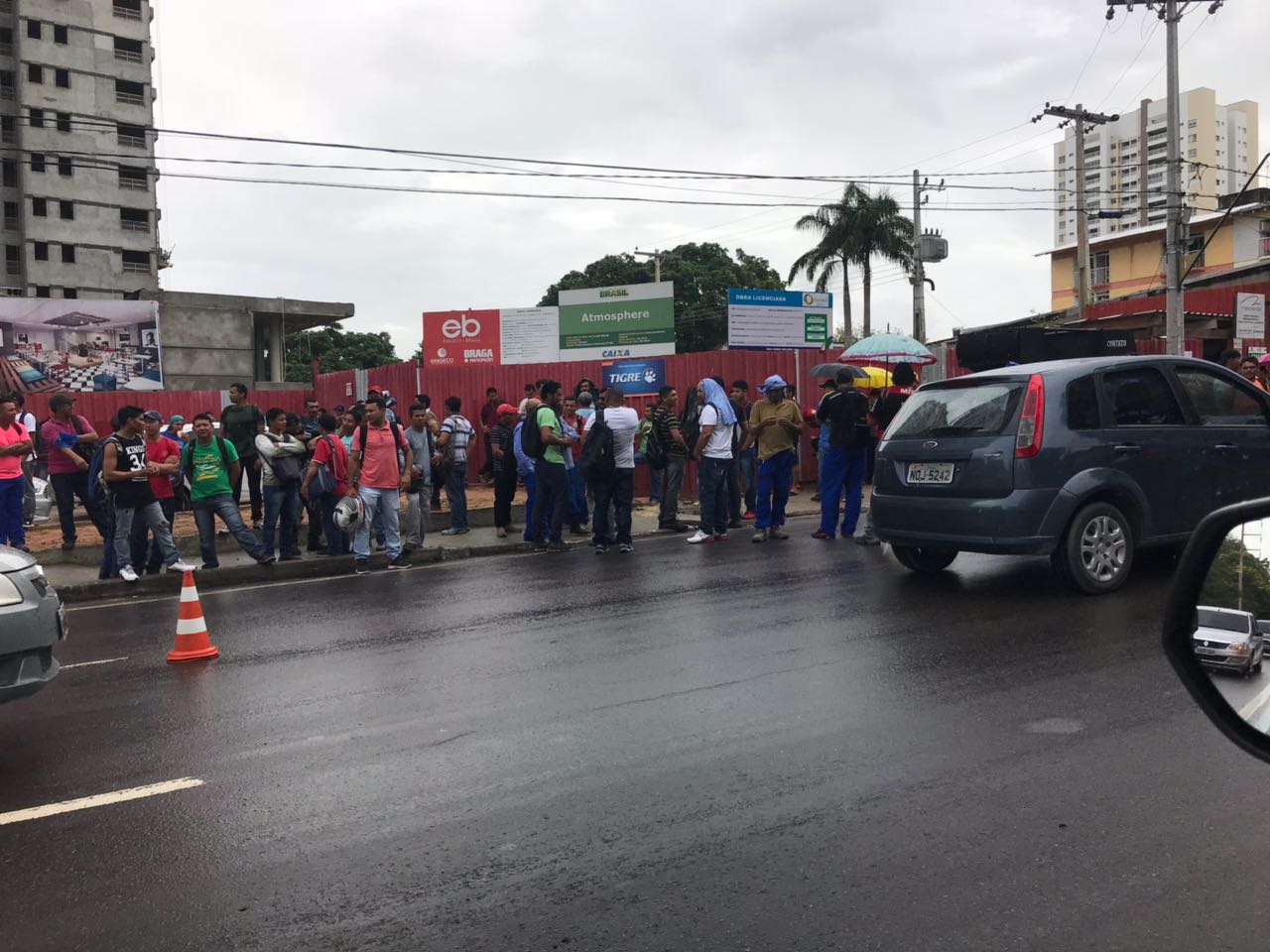 Trabalhadores da construção civil param trânsito em Manaus