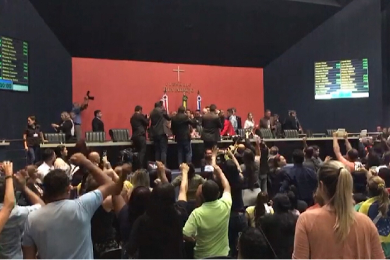 Vídeo: David Almeida e Vicente Lopes são apartados por funcionários em plenário