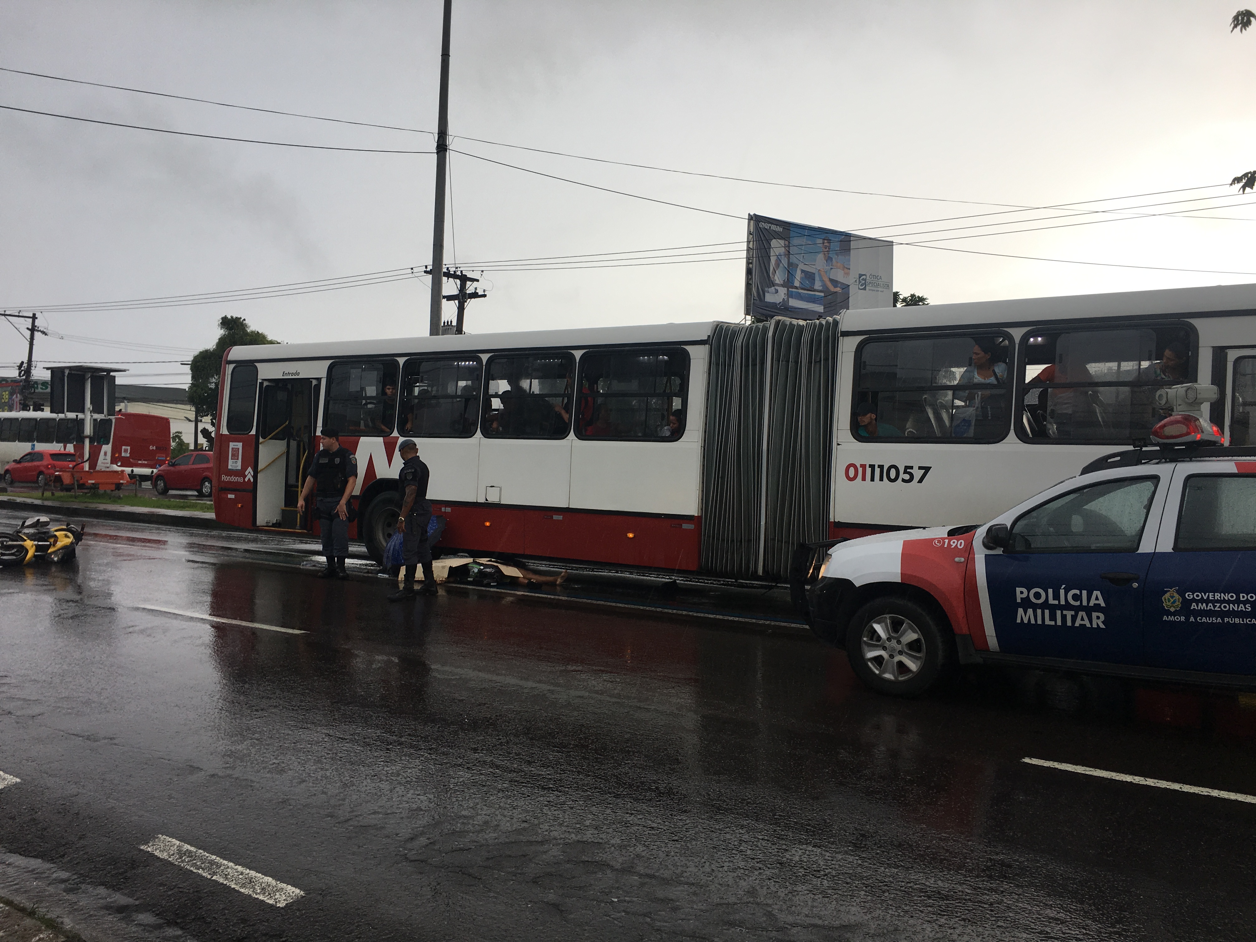 Mulher morre após acidente envolvendo moto e ônibus