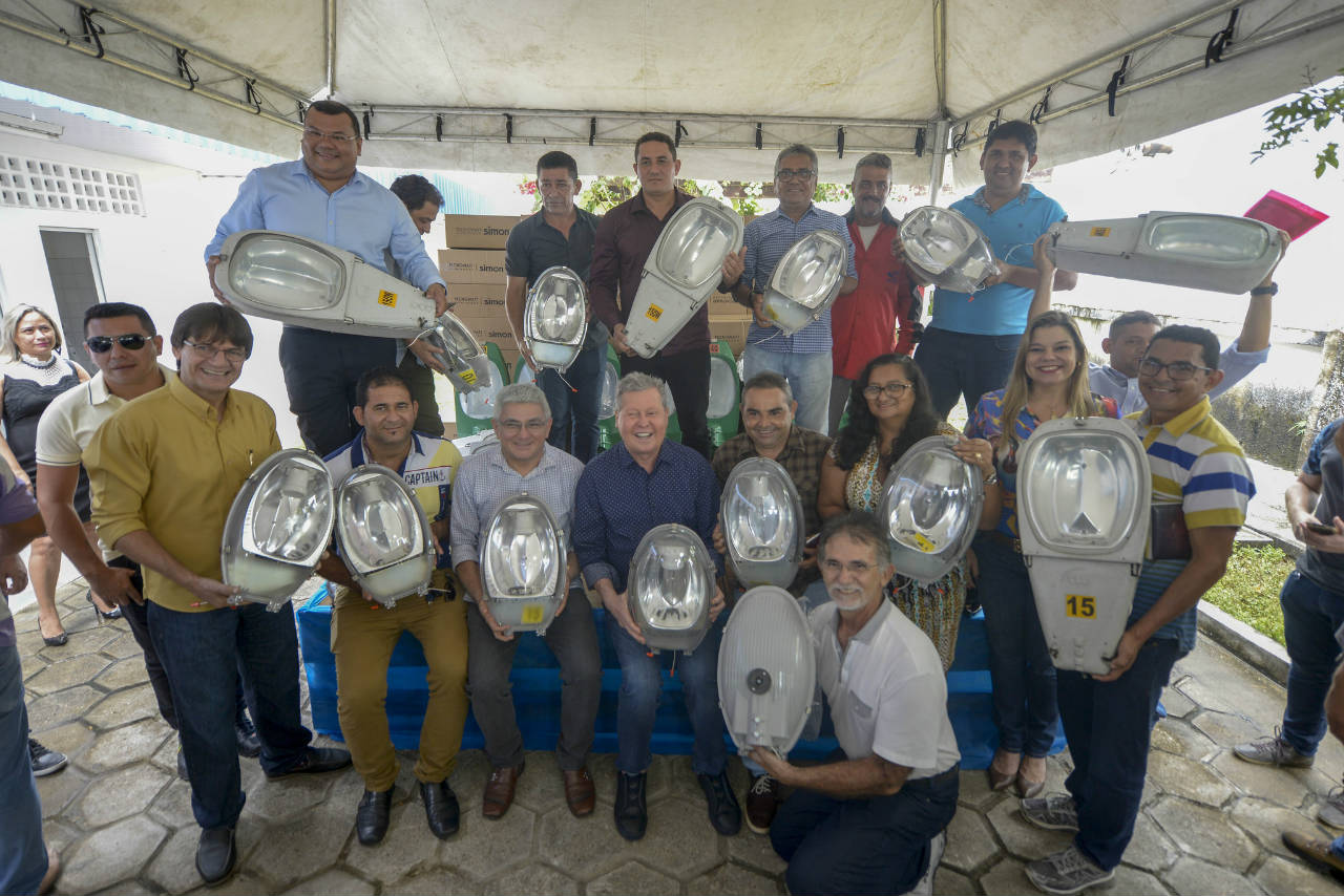 Prefeitura de Manaus doa mais de seis mil lâmpadas para municípios do interior