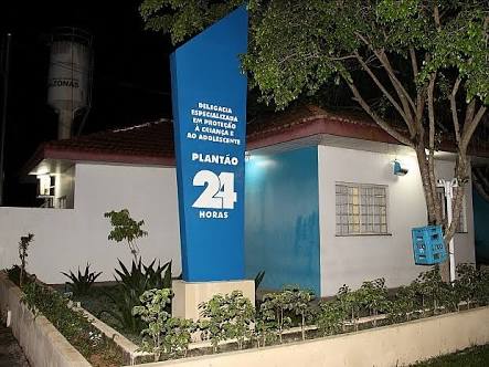 Mãe deixa filha de seis anos trancada em casa enquanto vai para festas