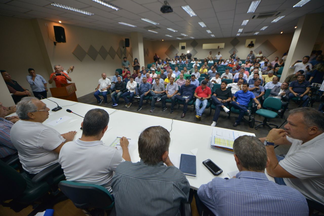 Amazonino reúne prefeitos e discute melhorias para o interior