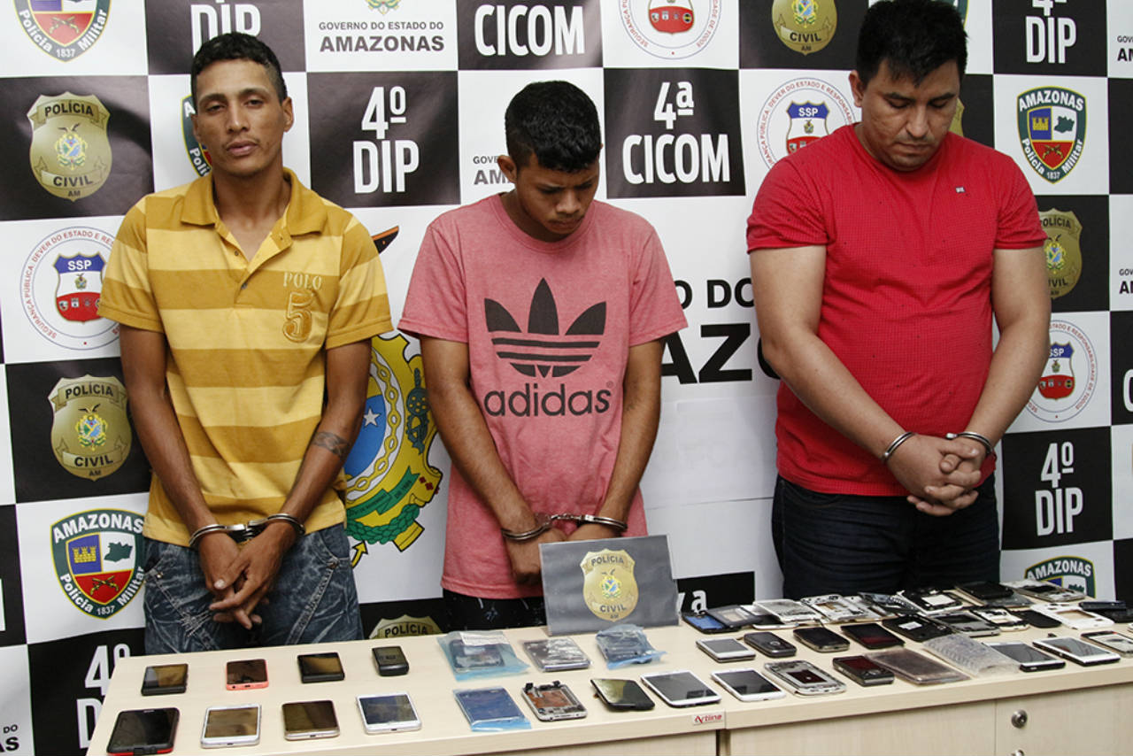 Polícia prende trio que roubava celulares para revender em loja na zona Leste