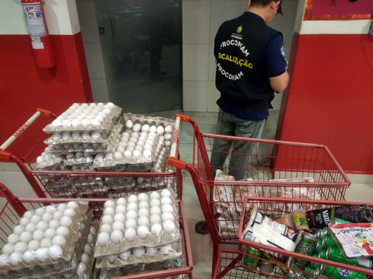 Procon autua três supermercados em Manaus