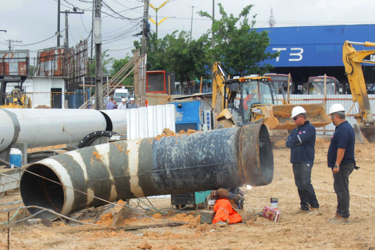 Remanejamento de adutora deixará bairros de Manaus sem água. Veja a lista