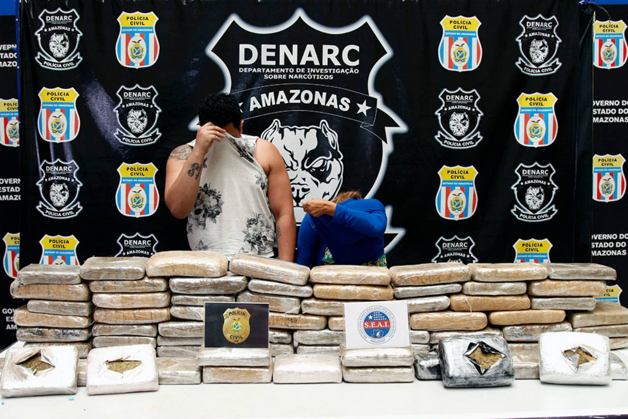 Polícia apreende 60kg de drogas em embarcação