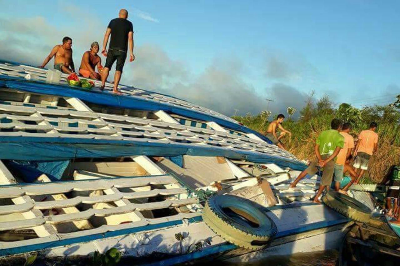 Barco naufraga no rio Solimões durante viagem