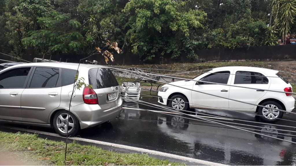 Postes caem em cima de carros e deixam trânsito lento na zona Leste de Manaus