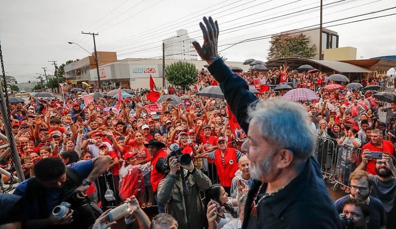 Mesmo após prisão de Lula, eleitores ainda preferem o PT, diz Datafolha
