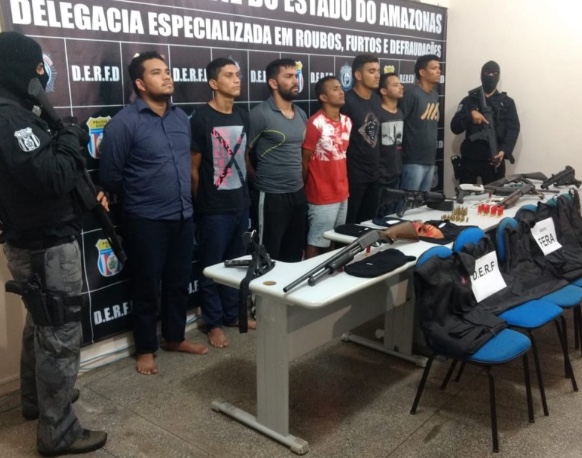Criminosos com armamento pesado são presos quando se preparavam para assaltar carro-forte