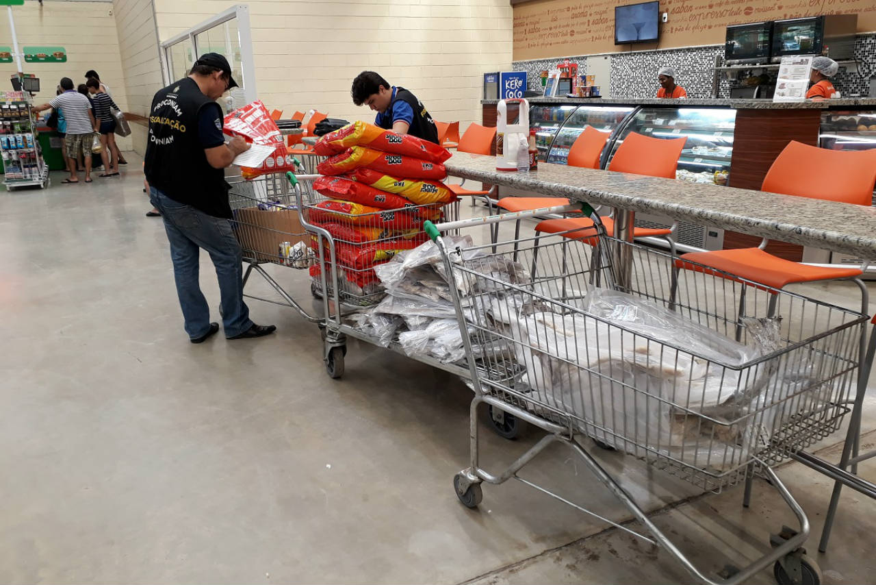 Mais de 90 kg de bacalhau são apreendidos em ação do Procon