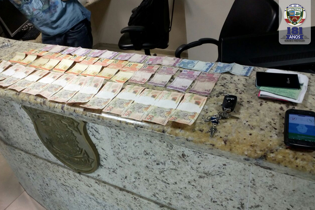 Dupla é presa com notas falsas de dinheiro em Manaus