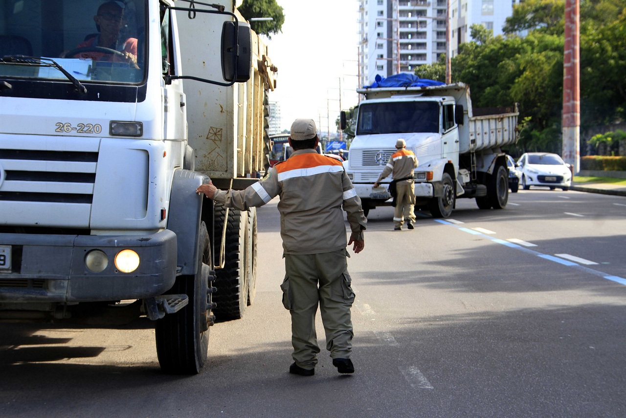 Fiscalização ‘Carga Pesada’ autua nove veículos na avenida Mário Ypiranga