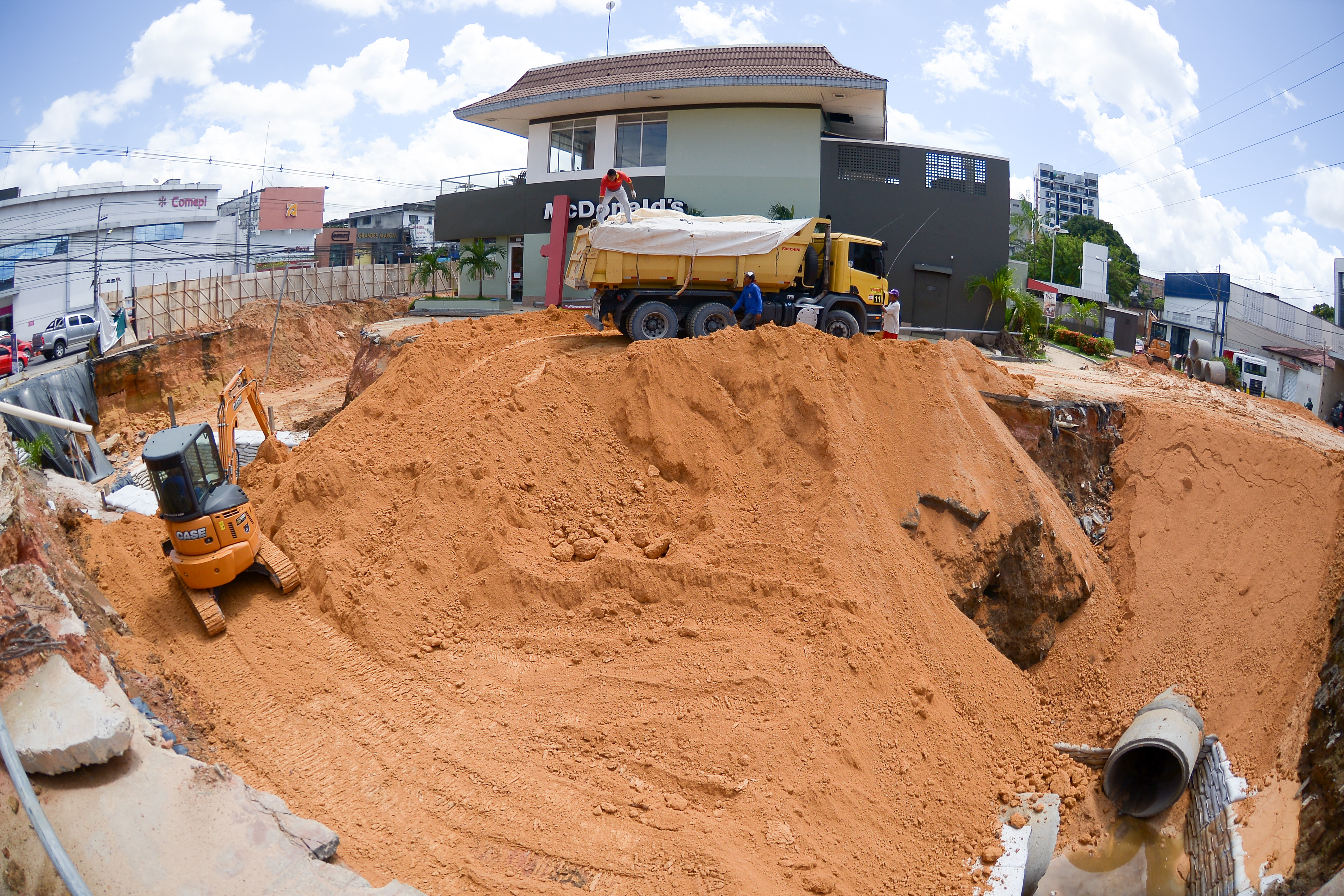 Área do Mc Donalds começa a receber carradas de aterro