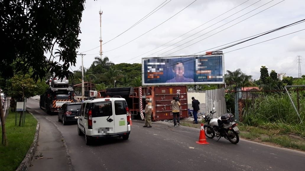 Contêiner tomba na ‘curva da morte’, na avenida Efigênio Salles