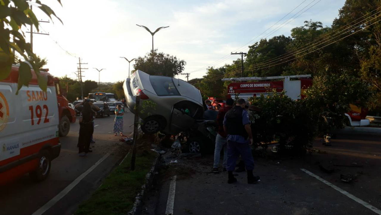 Mulher fica presa nas ferragens de veículo em acidente grave na Ponta Negra