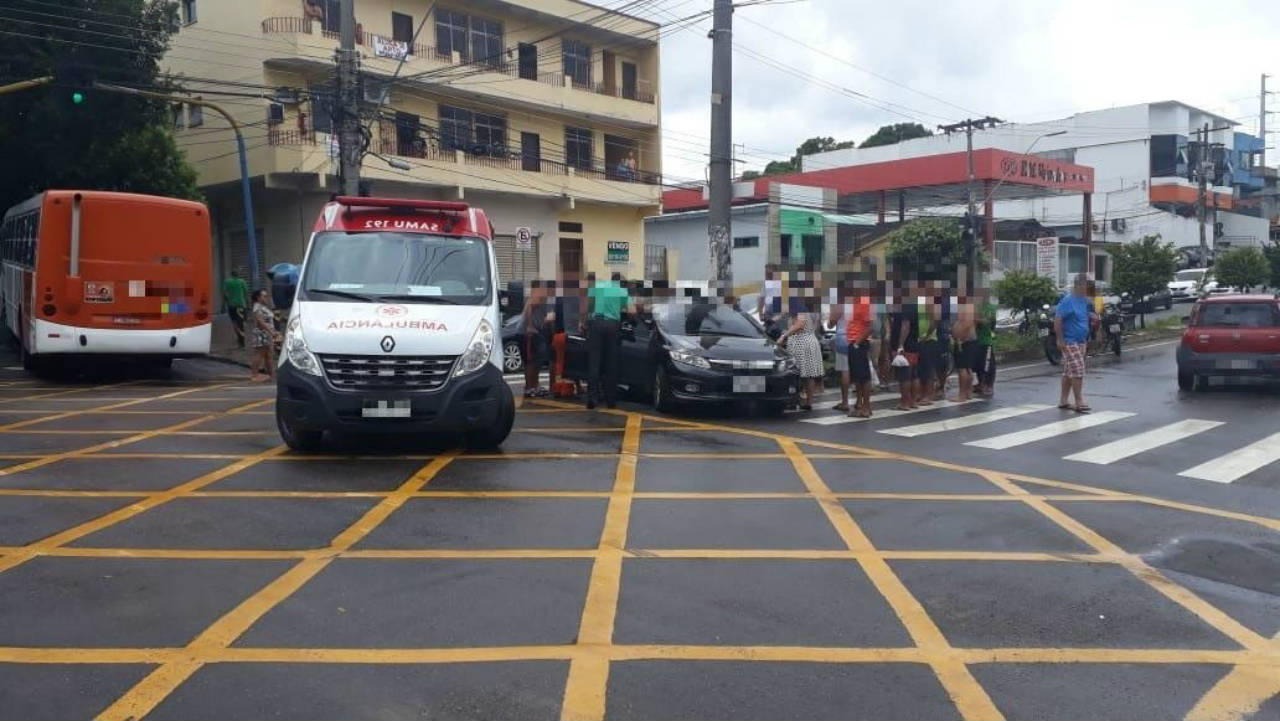 Criança fica presa nas ferragens após carro colidir com ônibus em Manaus