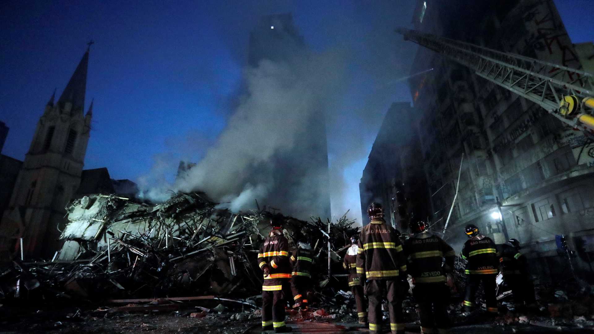 Veja o momento em que o prédio em São Paulo desaba