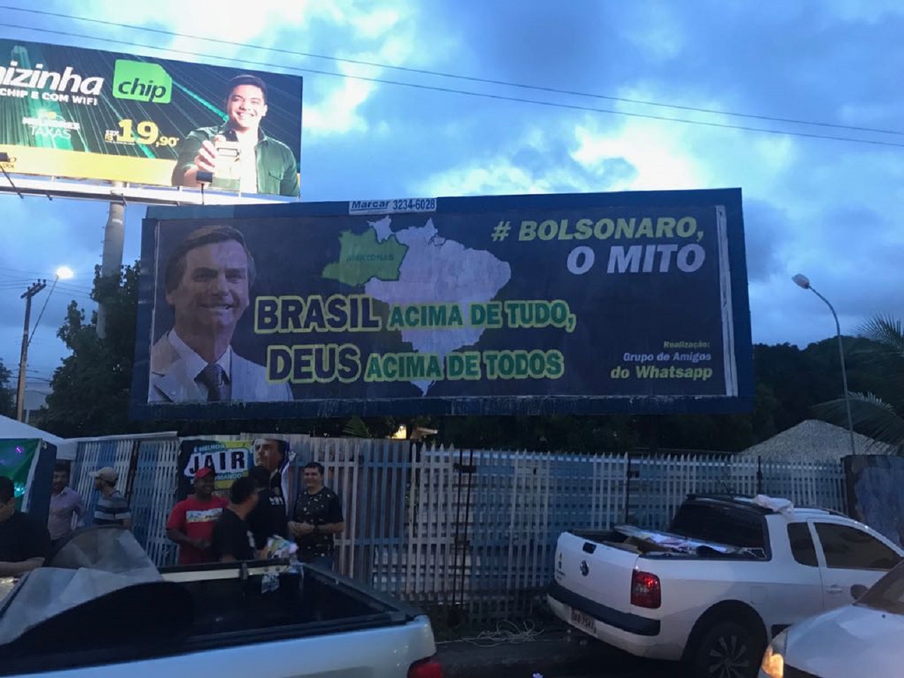 Fãs de Bolsonaro instalam novo outdoor em Manaus