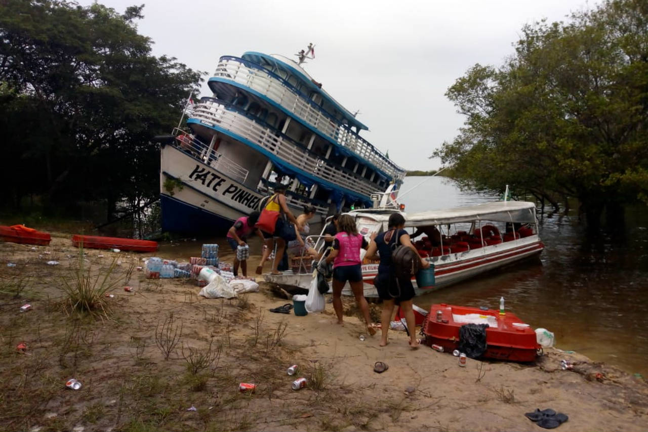 Barco tomba na Praia da Lua. Veja o vídeo