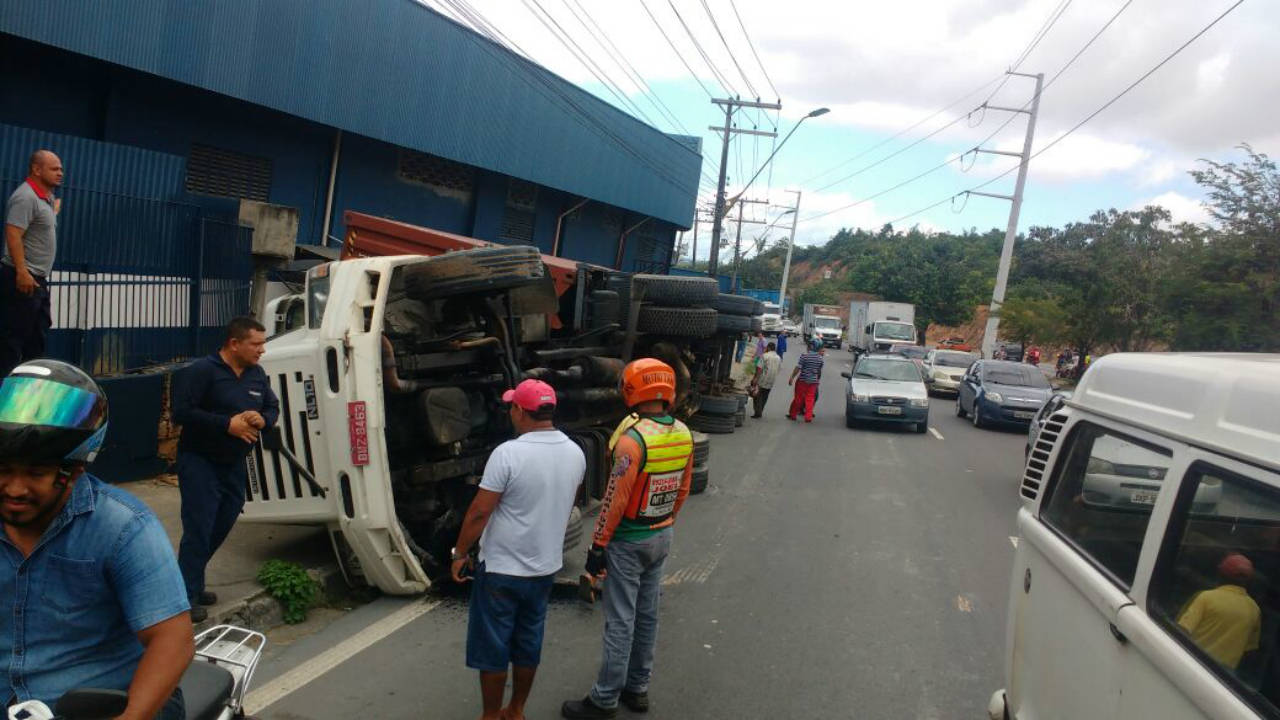 Carreta tomba em avenida da zona Leste de Manaus