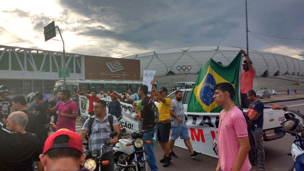 Manifestantes protestam contra o aumento da gasolina na av Constantino Nery