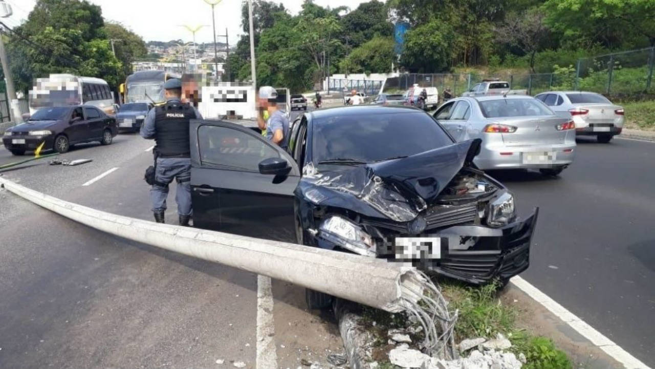 Motorista cochila ao volante e derruba poste em avenida de Manaus. Veja o vídeo