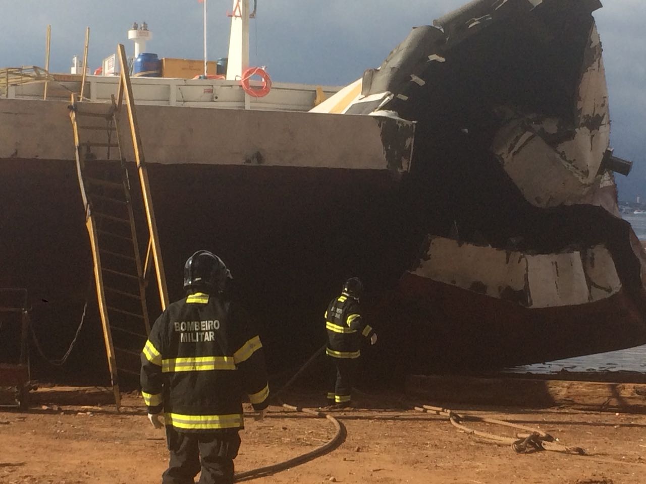 Explosão em balsa mata homem e deixa outro ferido em estaleiro no AM
