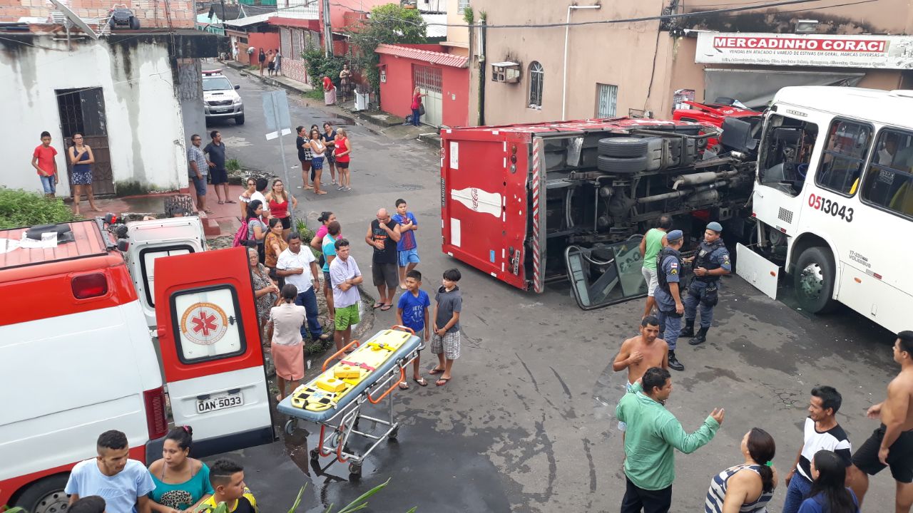 Cinco pessoas ficam feridas em acidente envolvendo ônibus e caminhão 