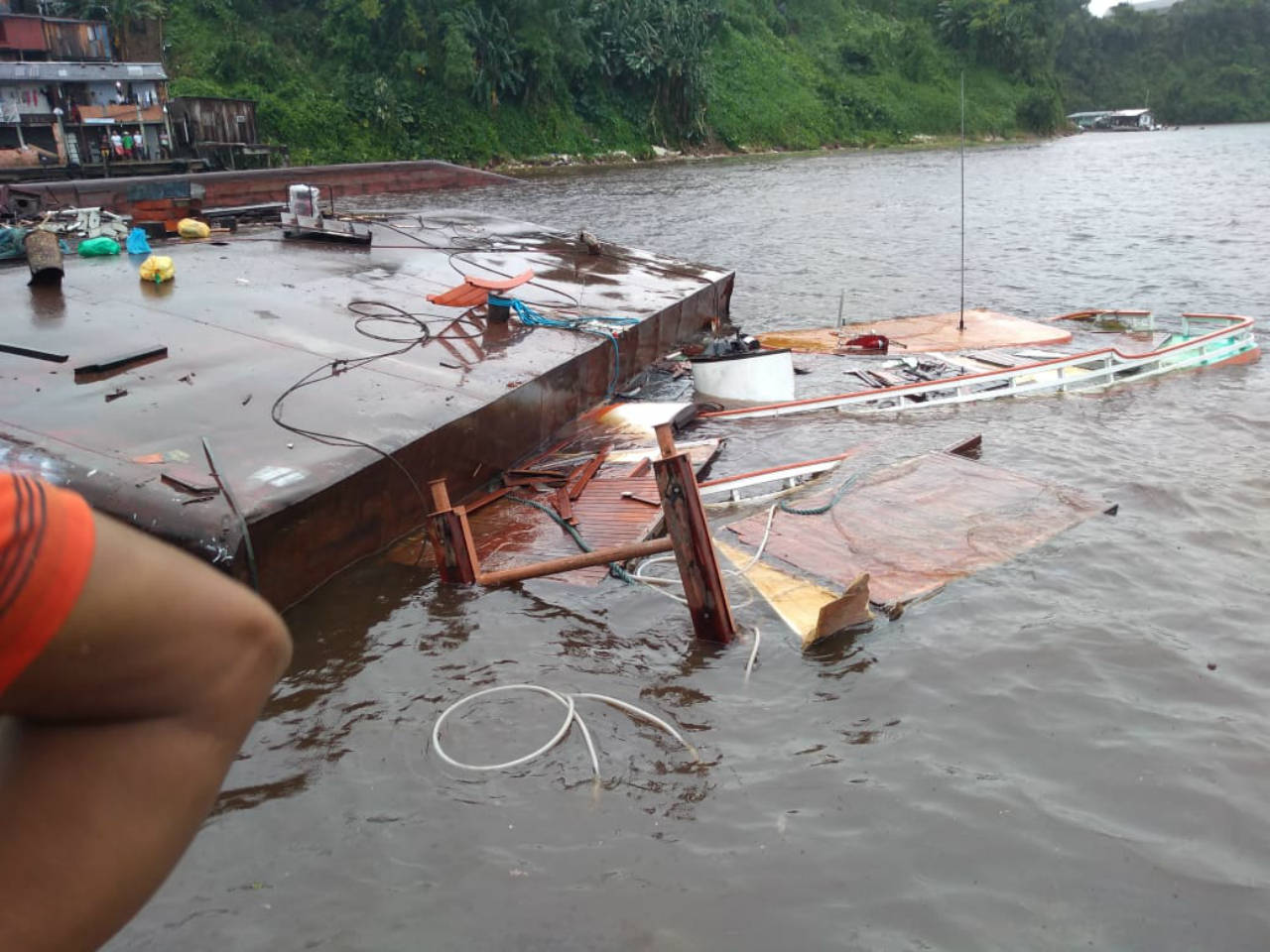 Casas são destruídas por balsa durante chuva na zona Oeste de Manaus