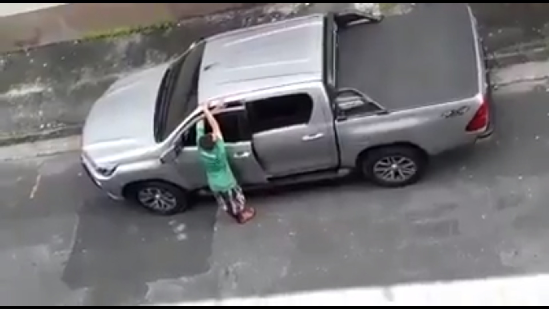 Homem tenta furtar carro e fica com o braço preso no Conjunto Eldorado, em Manaus