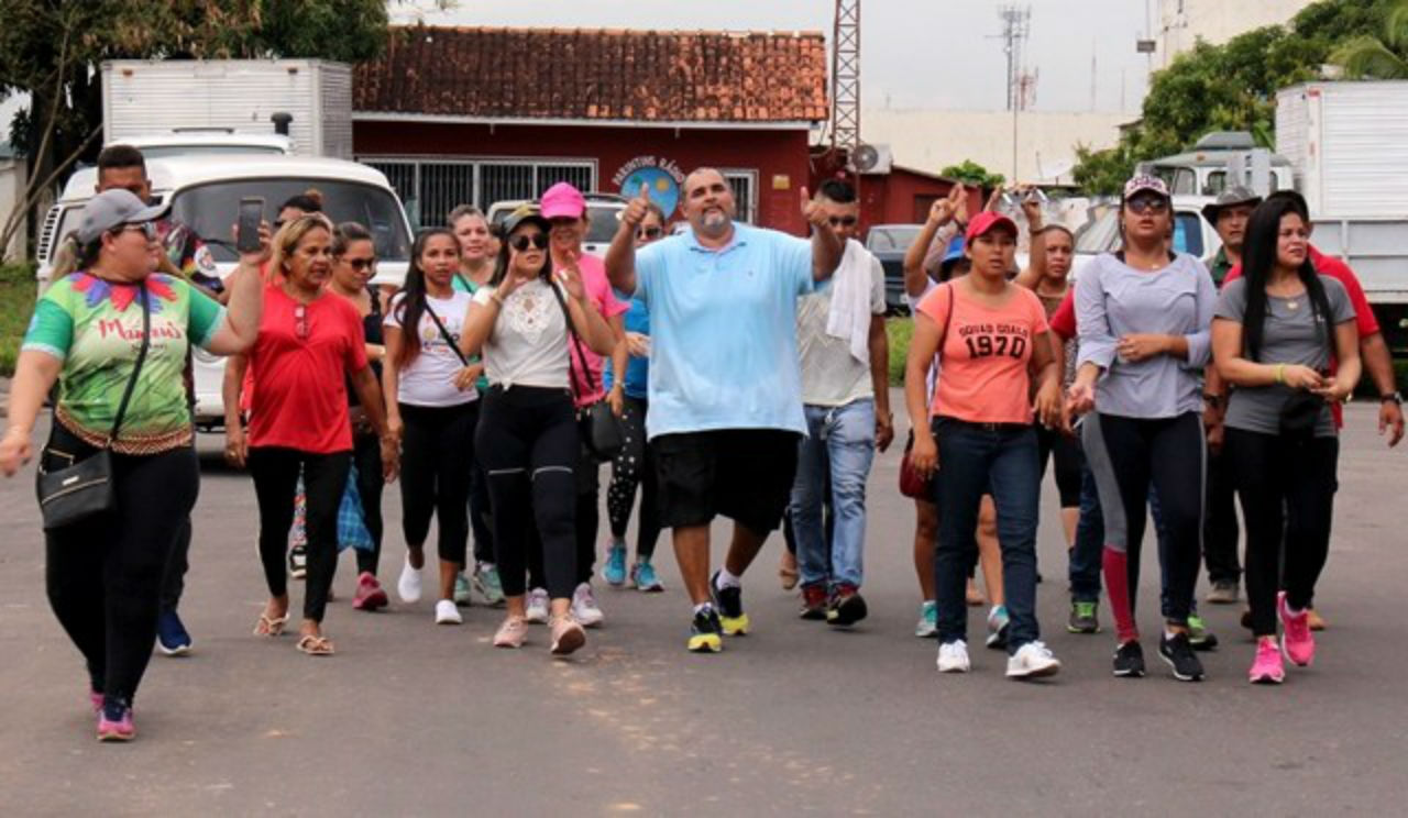 Vereador de Manaus cumpre promessa e vai trabalhar a pé em apoio aos caminhoneiros