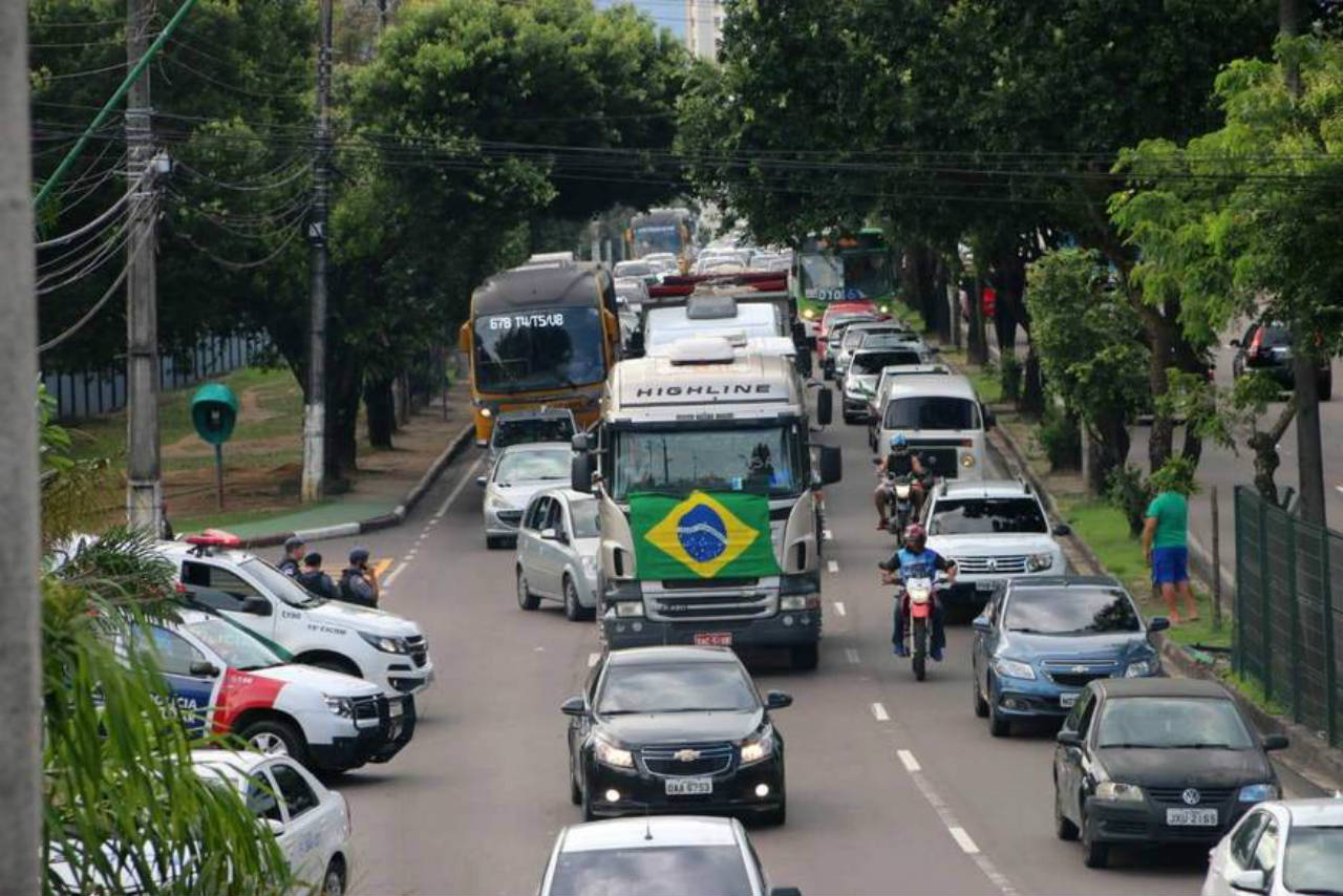 Caminhoneiros e motoristas fazem carreata em Manaus contra a alta do combustível