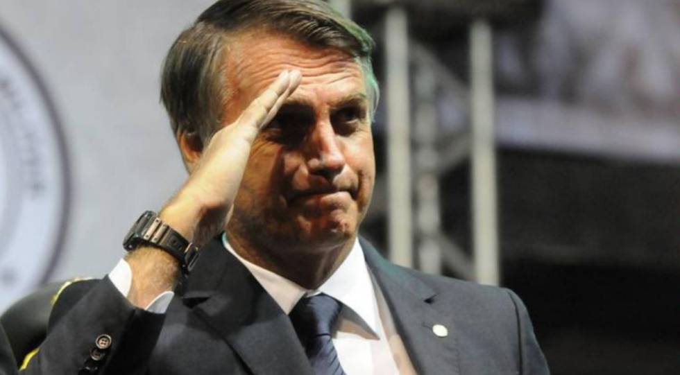 Defensor da liberação de armas, Bolsonaro passa a usar colete à prova de balas
